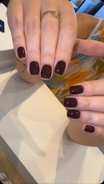 Gel bordeaux sur ongle naturel